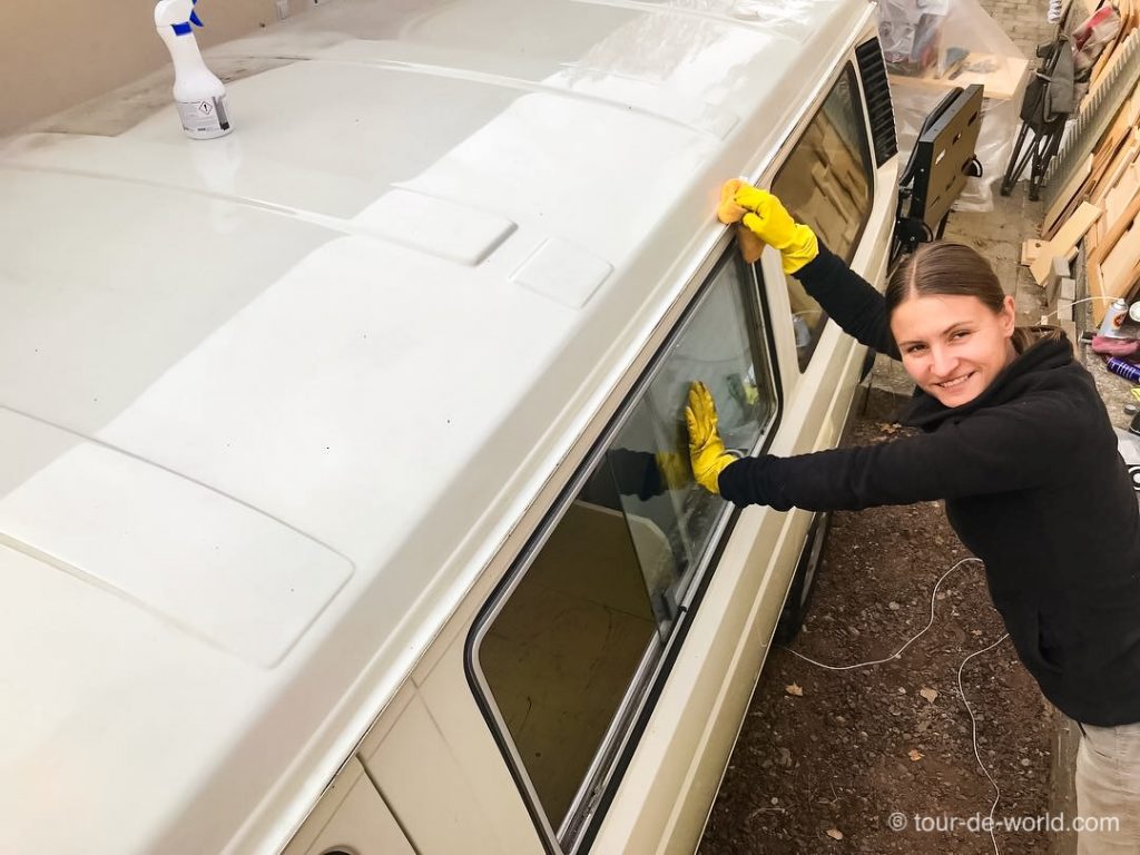 Reinigung des VW T3 Daches für die Installation des Aufstelldaches.